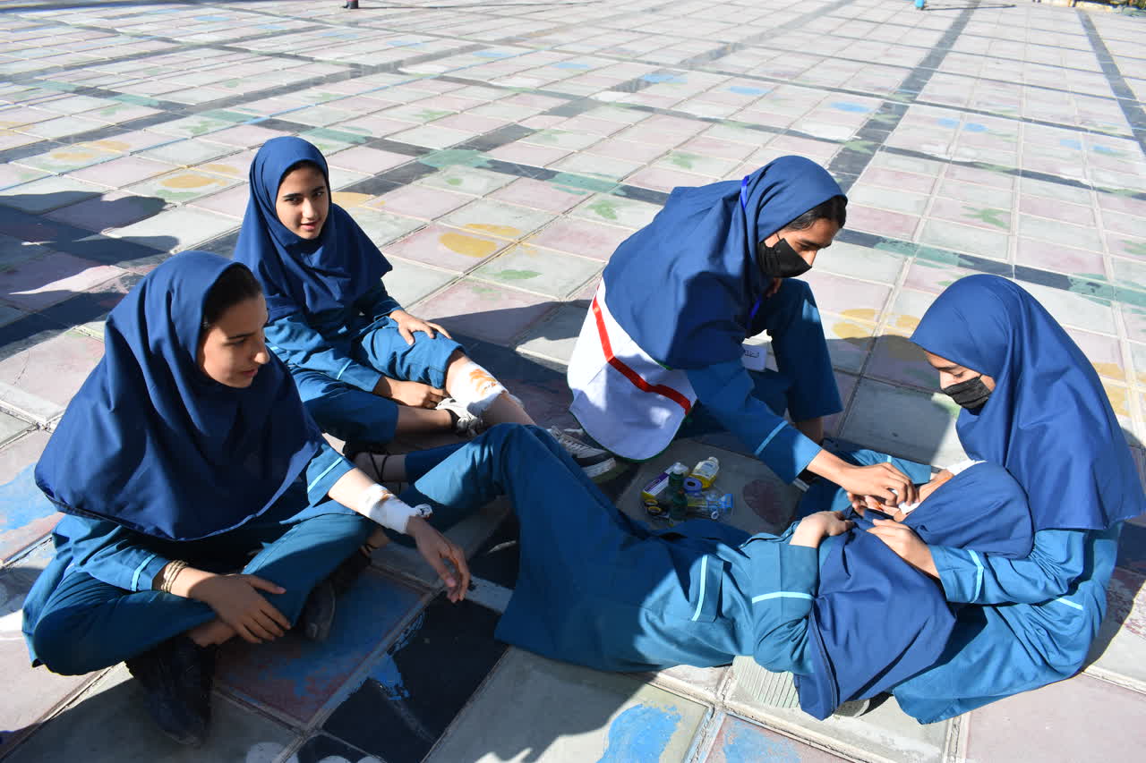 مانور زلزله در مدرسه دبیرستان دخترانه ادب بامشارکت آب منطقه ای و استانداری یزد برگزار شد